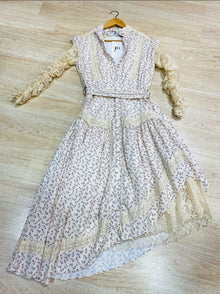  Crochet Trimmed Floral Print Lace Assymetric Dress