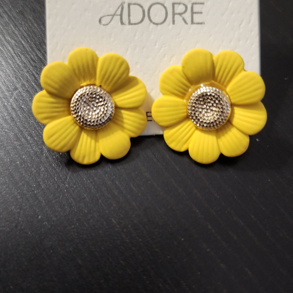 
                      
                        Daisy Flower Earring
                      
                    