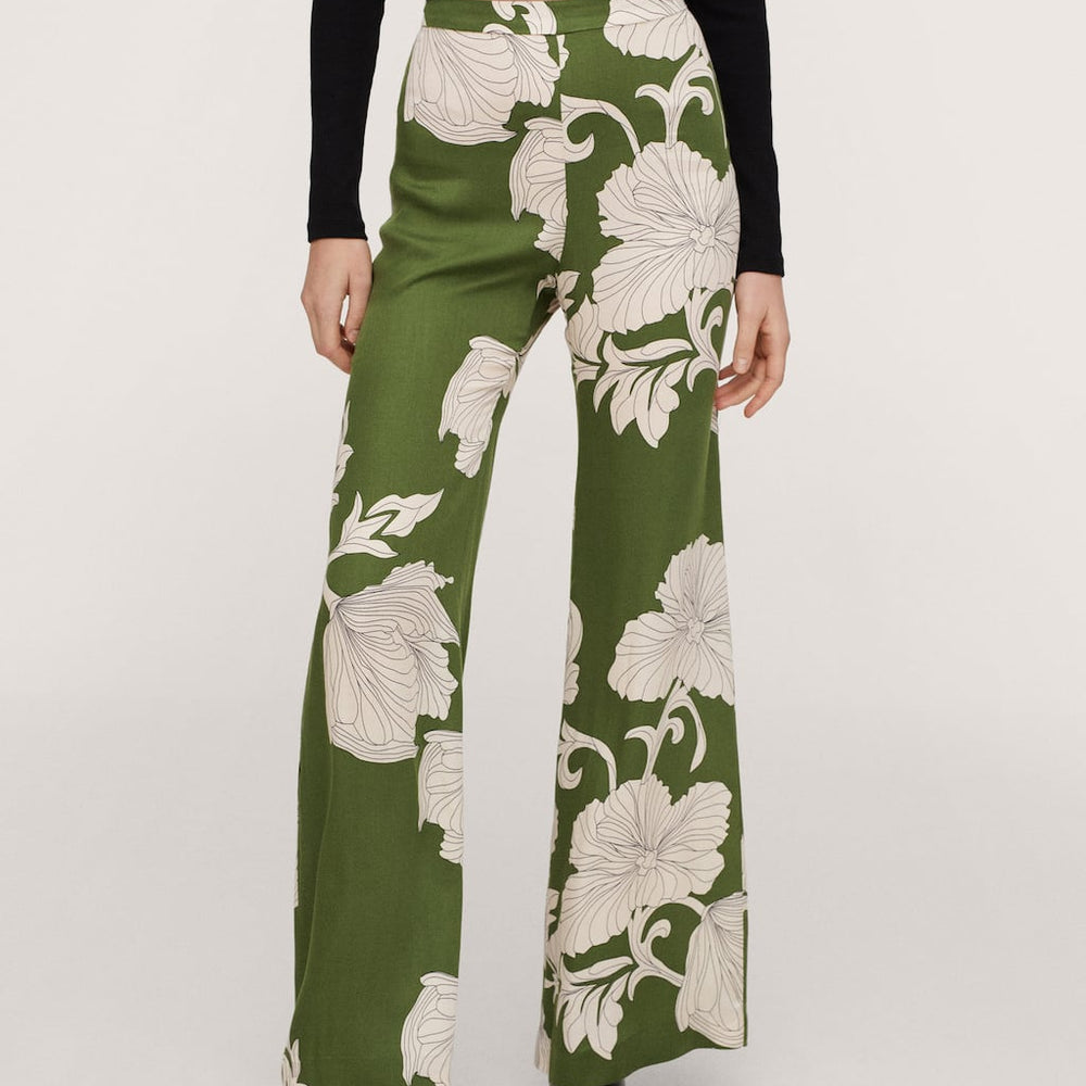 
                      
                        Border Print Pants Model
                      
                    